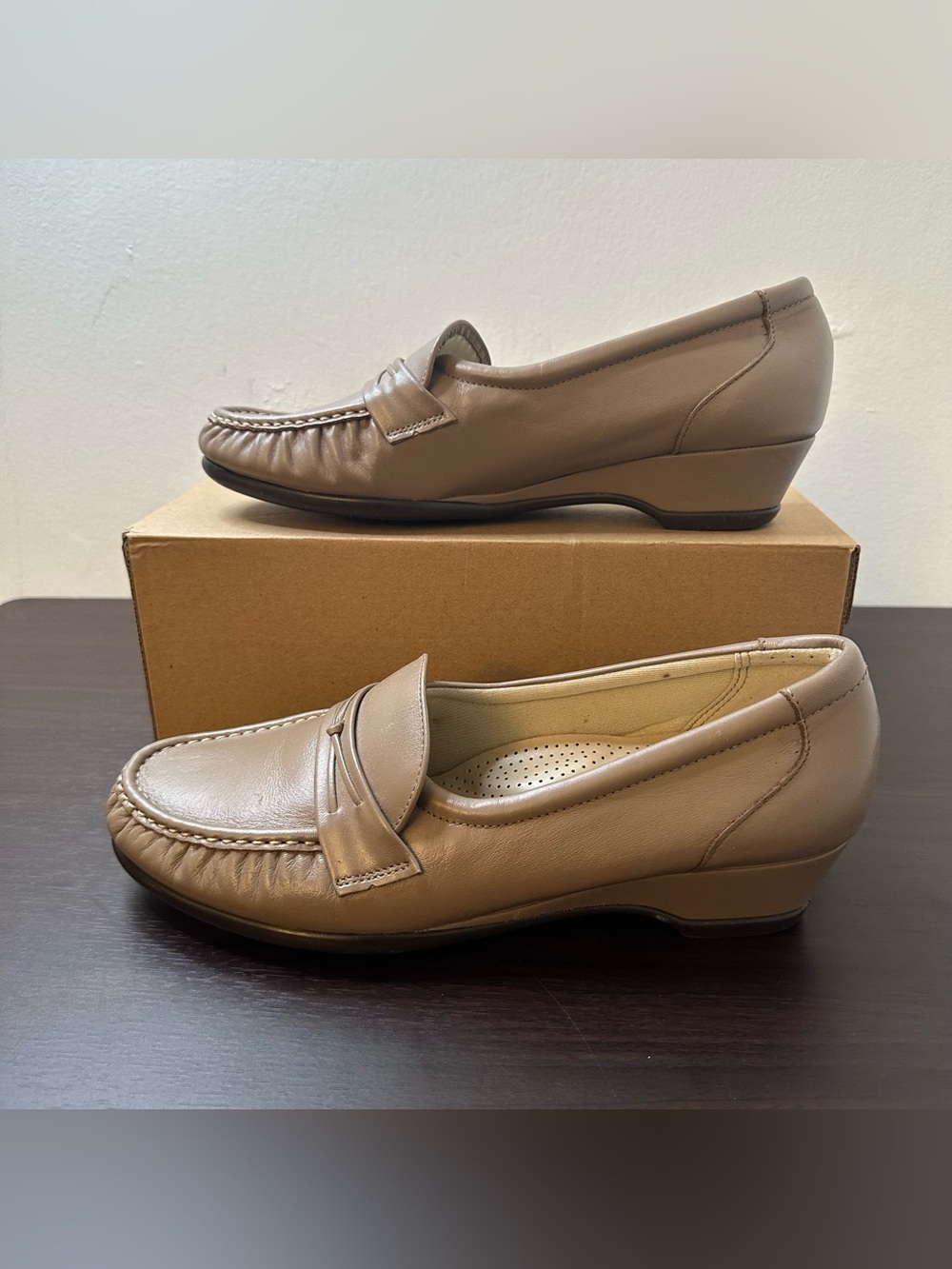 SAS Easier Slip-On Beige Leather Loafer Cushioned Comfort Bow Women's Size 9.5 W